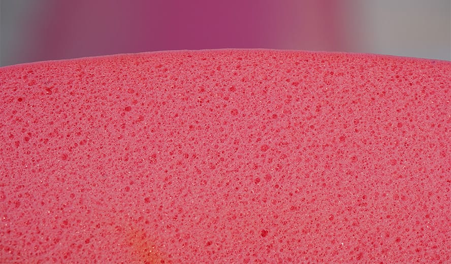 Auf dem Bild ist eine Nahaufnahme des LASER-FIT-Akustikschaums zu sehen. 