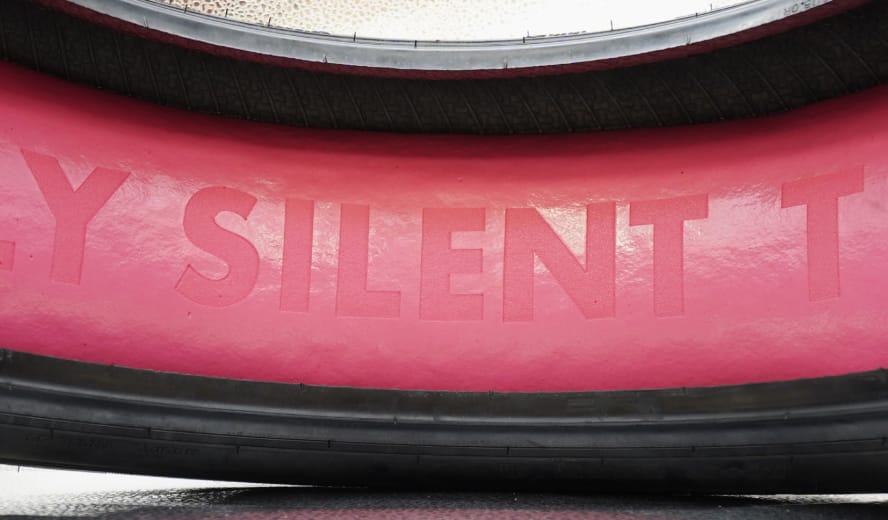 Nahaufnahme eines Simply Silent Tires mit pinken Akustikschaum auf der Innenseite.