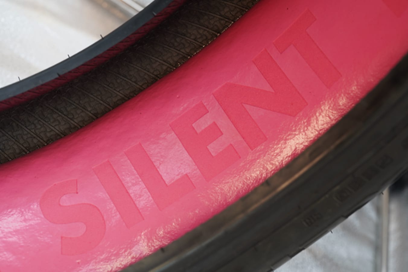 Nahaufnahme eines Simply Silent Tires mit pinken Akustikschaum auf der Innenseite.