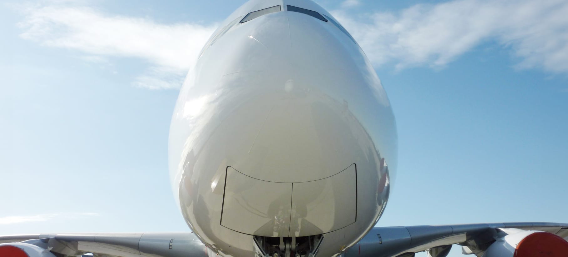 Symbolbild eines Flugzeuges von vorne.