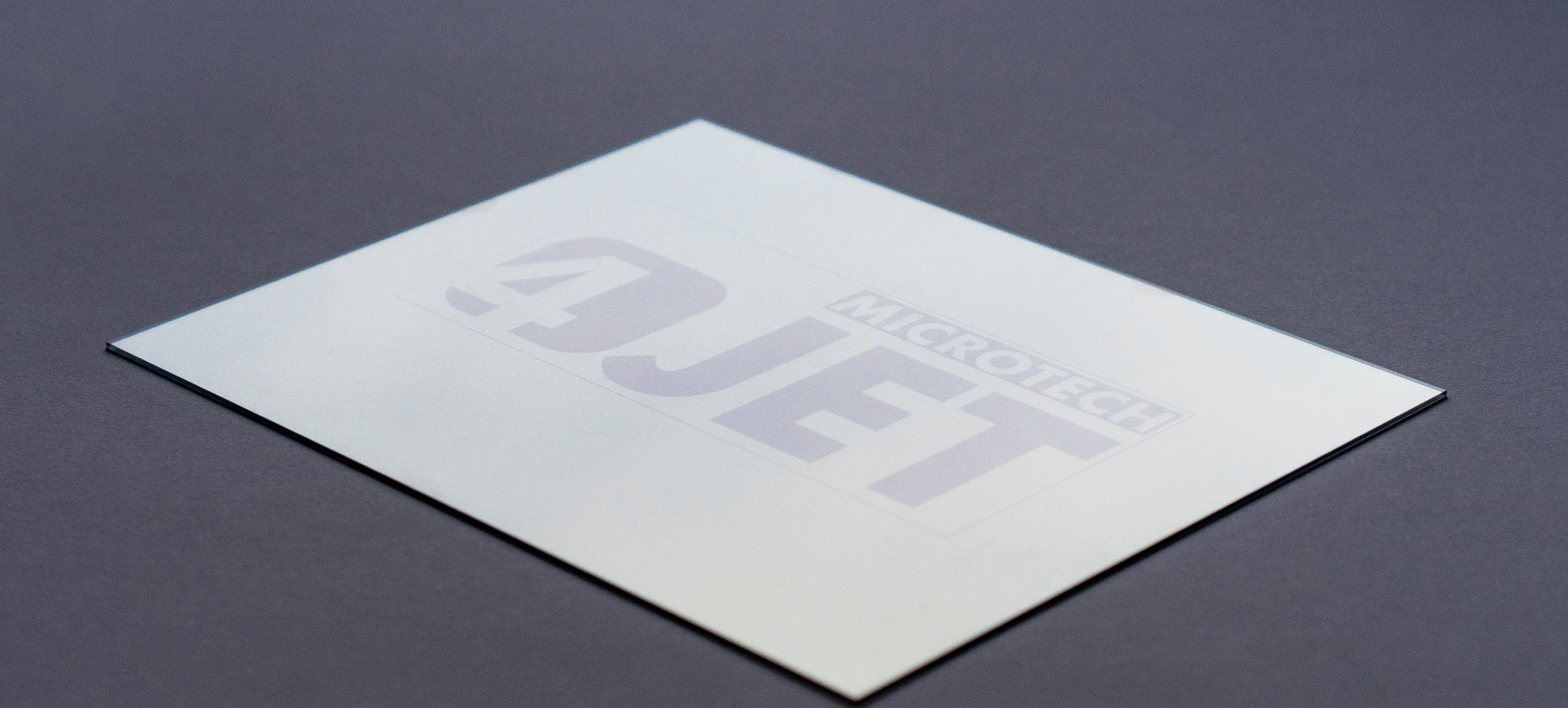 Auf einem Substrat wurde das 4JET Microtech Logo eingebracht.