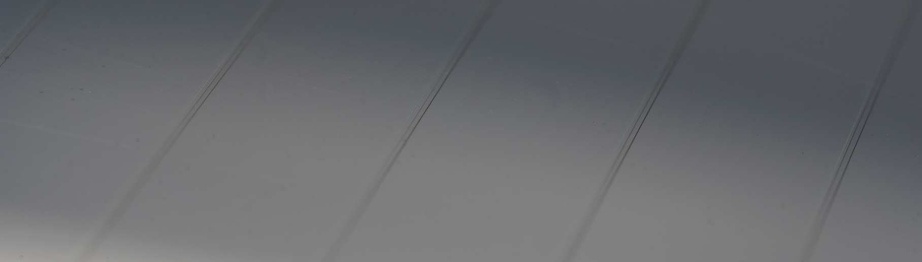 Aufnahme einer Glasscheibe mit mehreren dunklen parallelen Linien.