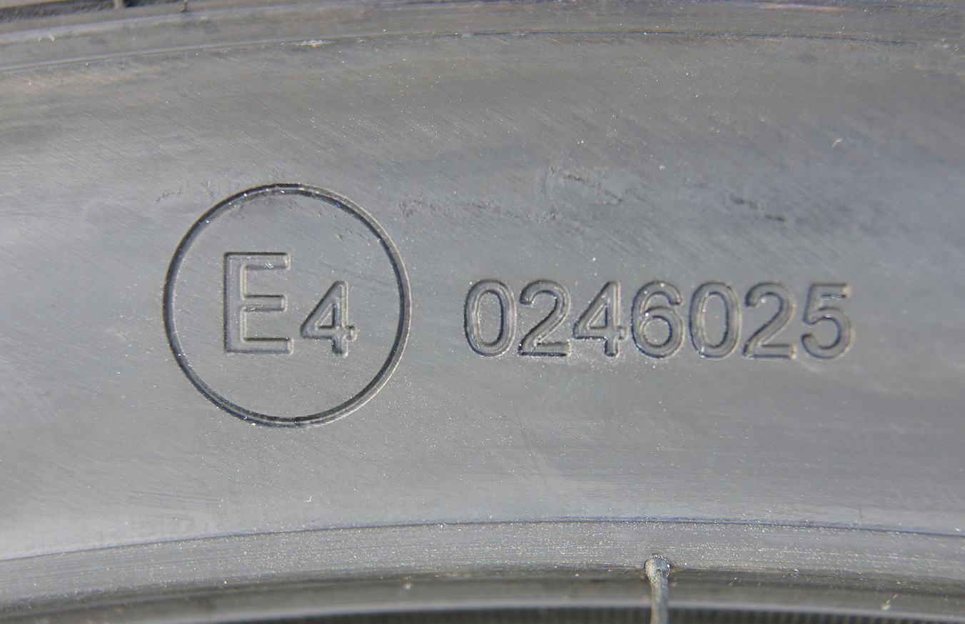 Auf der Reifenseitenwand wurde eine gesetzlich erforderliche Nummer eingraviert.