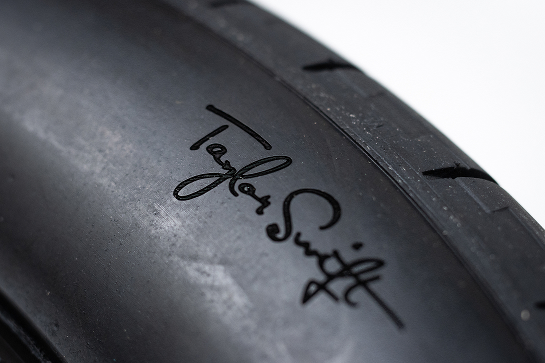 Auf der Reifenwand wurde die Unterschrift von Taylor Swift eingraviert.