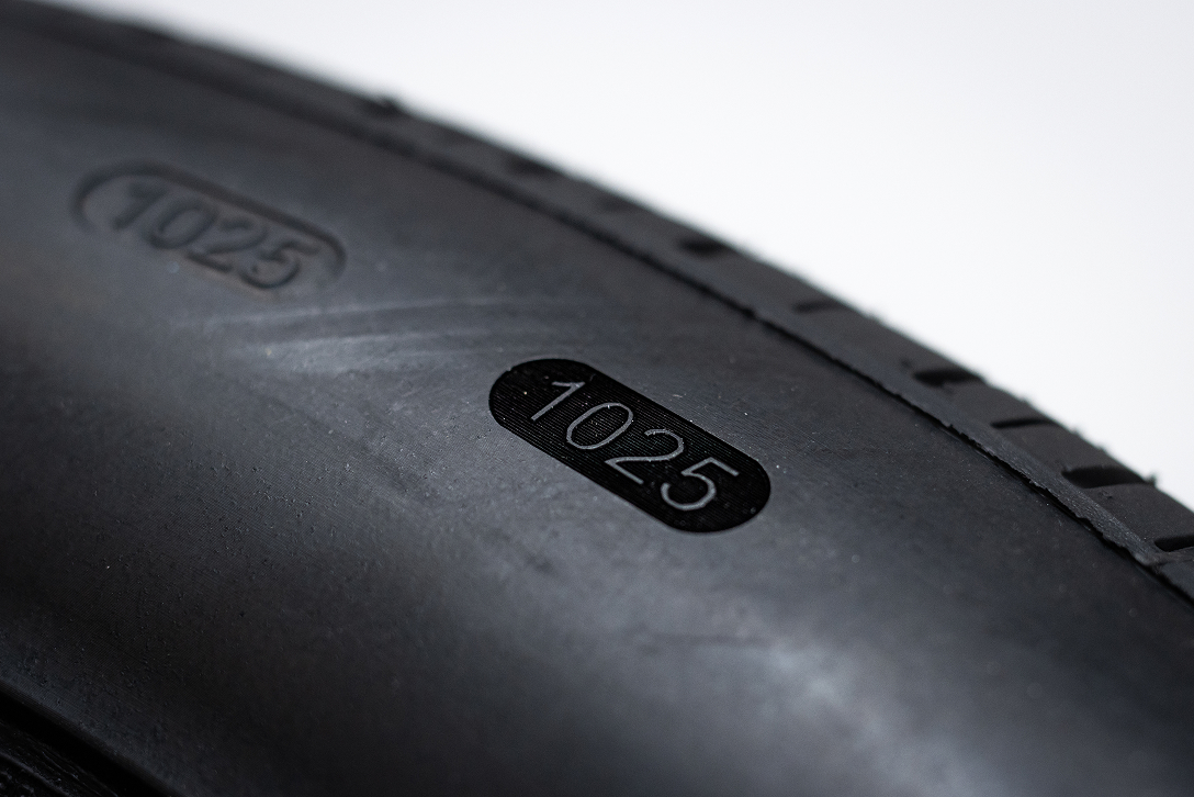 Auf der Reifenwand wurde ein DOT-Code eingraviert.