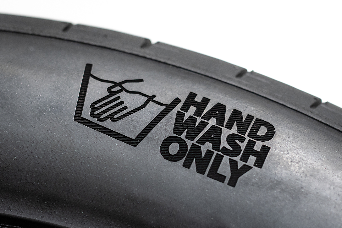 Auf der Reifenwand wurde ein „Hand-Wash-Only-Logo“ eingraviert.