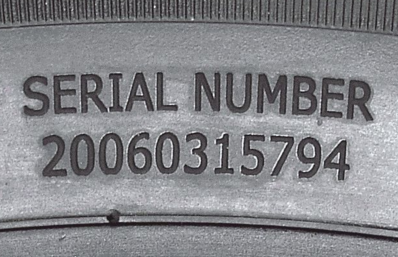 Auf der Reifenseitenwand ist eine Seriennummer eingraviert.