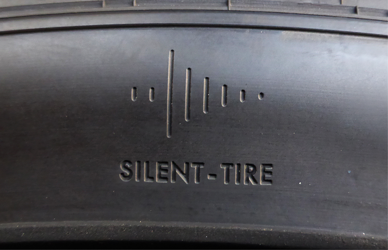 Auf die Reifenwand wurde eine Silent-Tire-Markierung eingraviert.