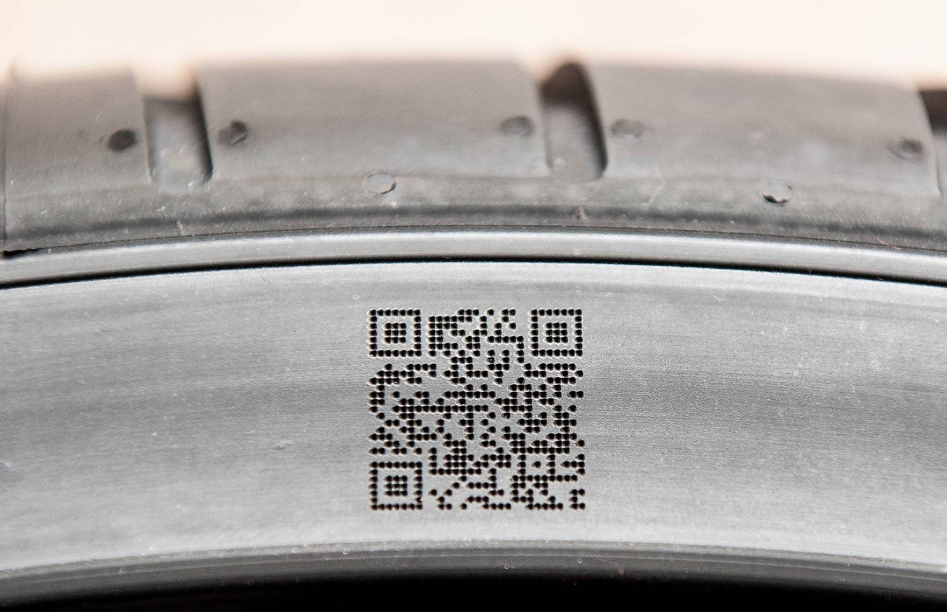 Auf der Reifenwand wurde ein QR-Code eingraviert.