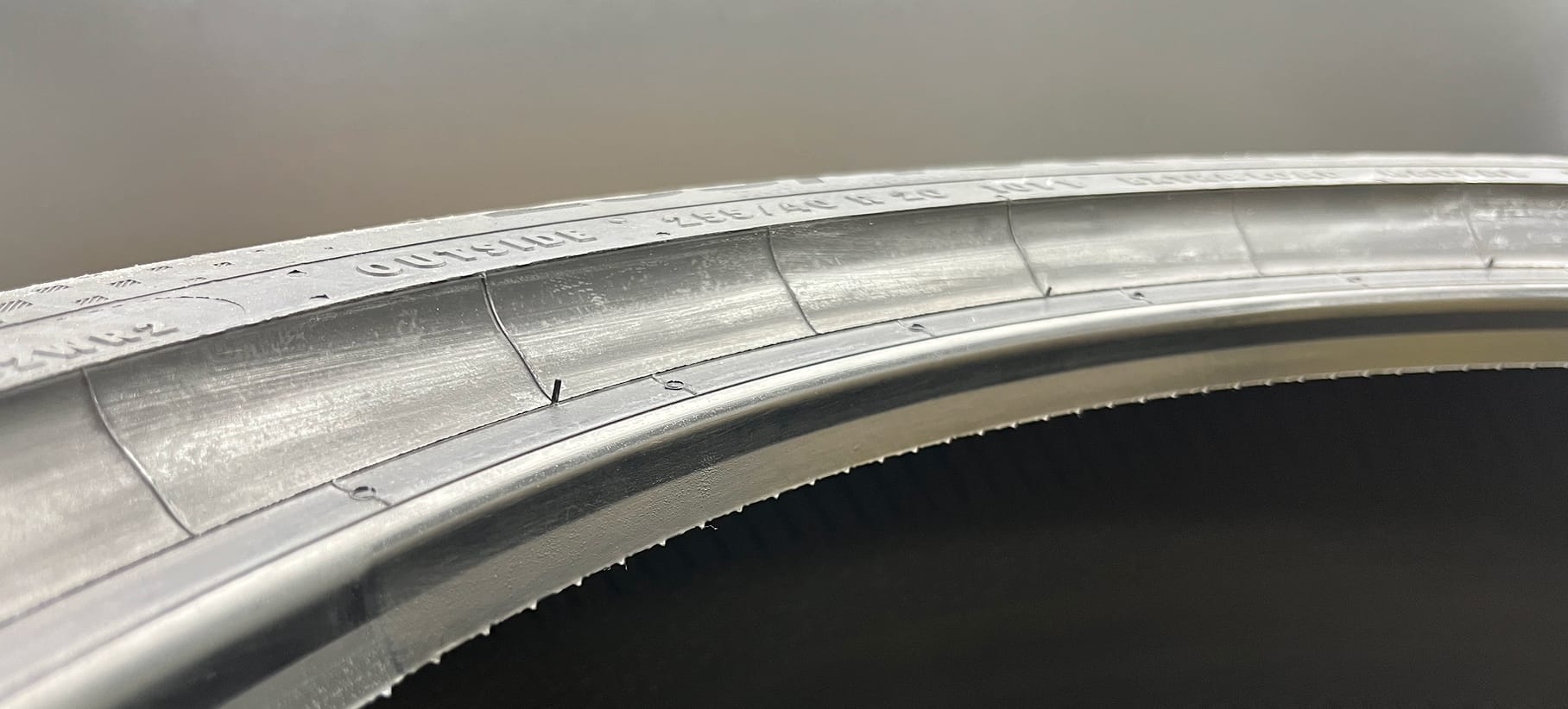 Nahaufnahme des Reifenwulstsitzes, der nach unsichtbarer Laserbearbeitung zur Korrektur der Reifengleichförmigkeit eine makellose Oberfläche aufweist.