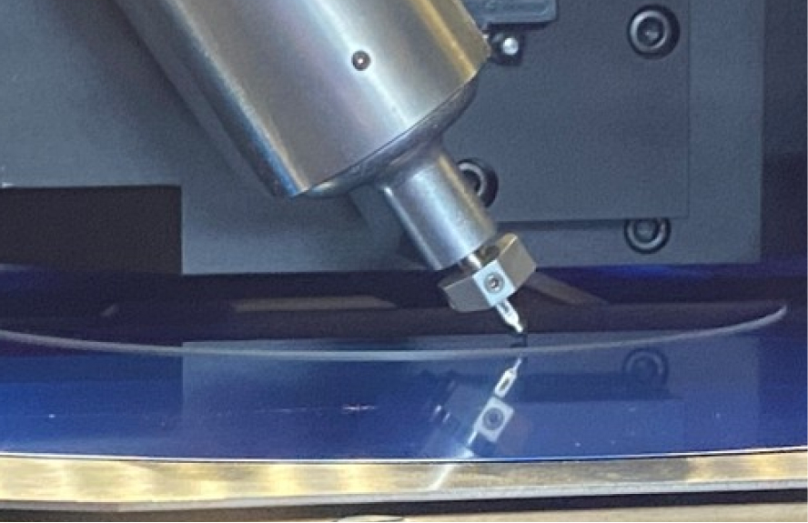 Diamant-Ritzen eines Glaswafers auf Stretch Tape.