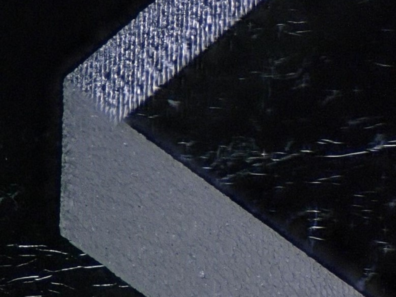 Mikroskopische Aufnahme der Kante eines Wafer-Die.