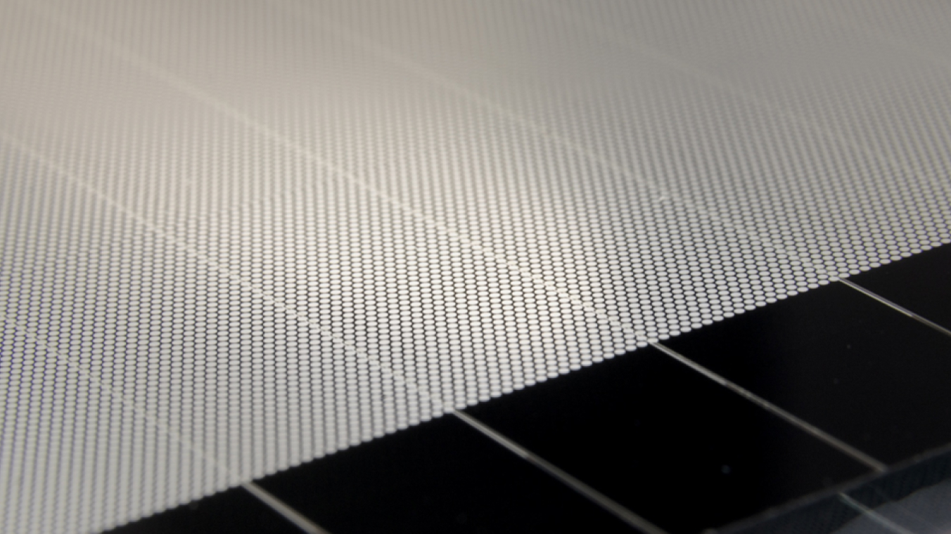 Ein Photovoltaikmodul von welchem, mithilfe von Laserbearbeitung, bestimmte Bereiche in einem regelmäßigen Muster abgetragen wurden. Hierdurch wird eine Teiltransparenz des Photovoltaikmoduls erreicht. Dies ermöglicht die Verwendung solcher Module im Architekturbereich. 