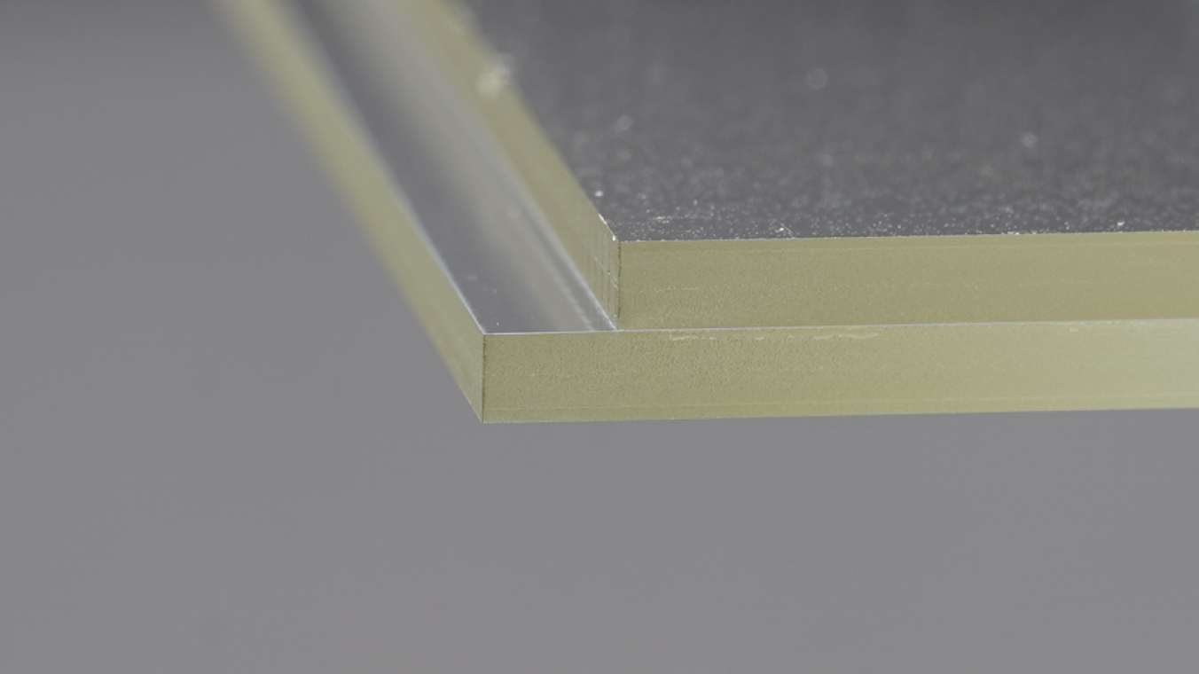 Zwei laminierte Glasscheiben die orthogonal zur Laminierung geschnitten wurden