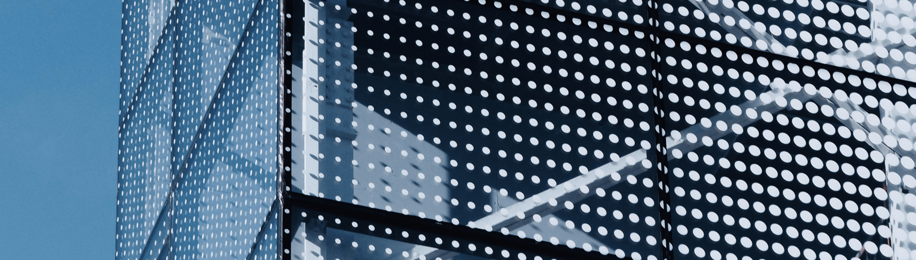 Foto einer gläsernen Außenfassade mit texturiertem Glas.