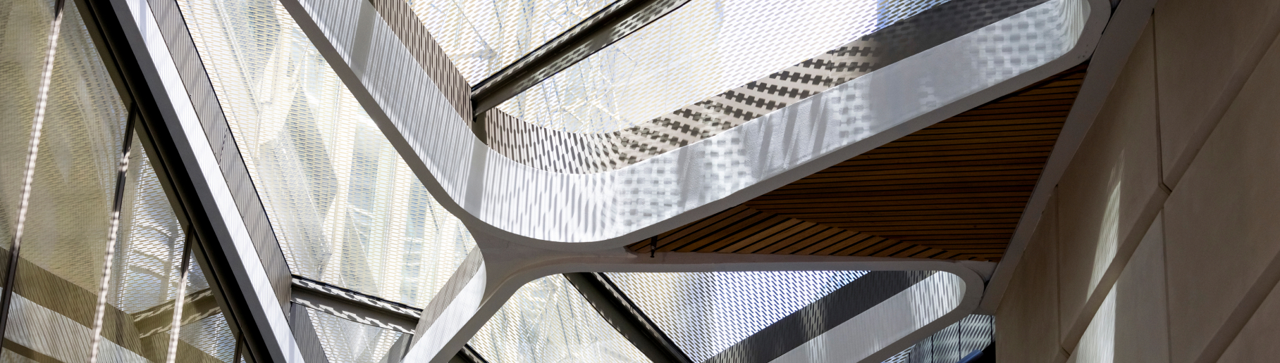 Foto einer gläsernen Decke eines Gebäudes.