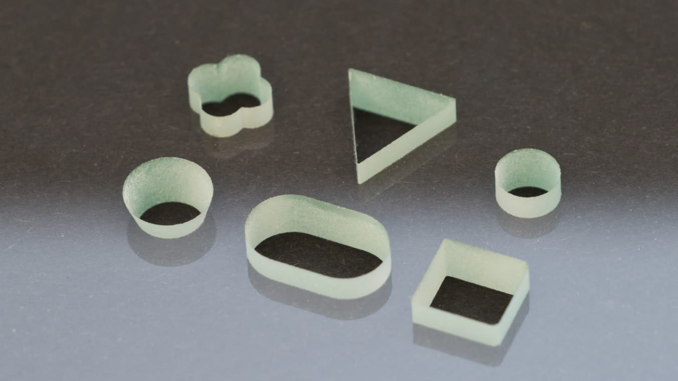 Makroaufnahme eines Glasbauteil mit unterschiedlich geformten Bohrungen.