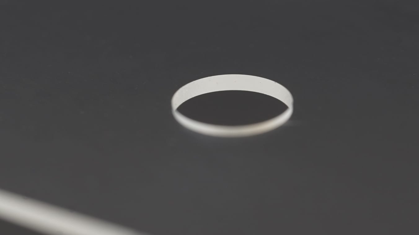 Nahaufnahme eines lasergebohrten Rundlochs.