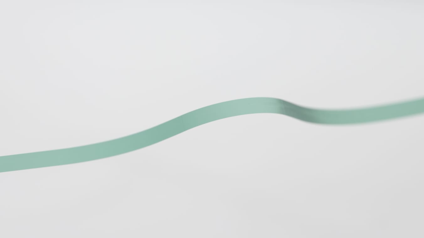 Nahaufnahme einer geschwungenen Glaskante.