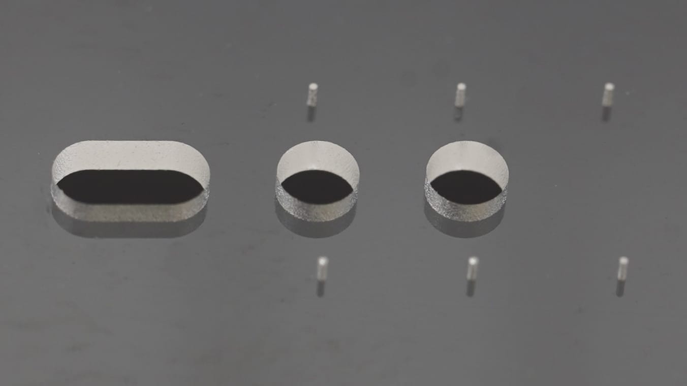 Nahaufnahme von mehreren Bohrlöchern. Gezeigt werden Lang- und Rundlöcher mit verschiedenen Durchmessern.