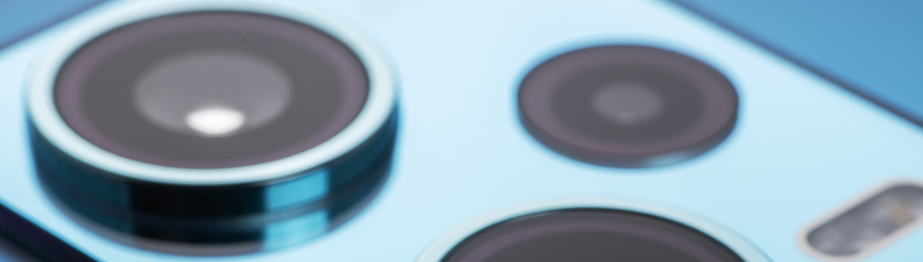 Nahaufnahme von Kameralinsen eines Handys.