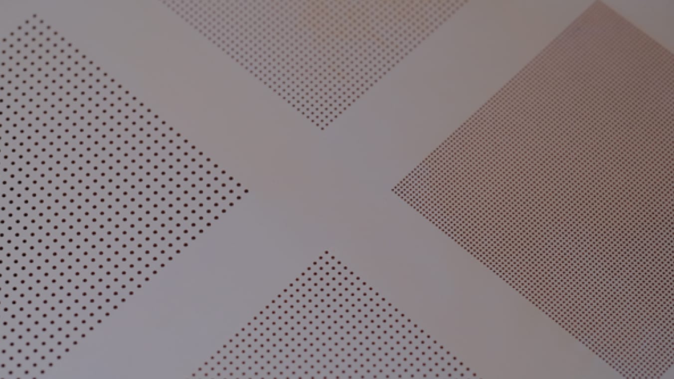 Vier Felder mit regelmäßigem Raster dunkler Punkte. Die verschiedenen Felder weisen eine unterschiedliche Punktedichte auf.