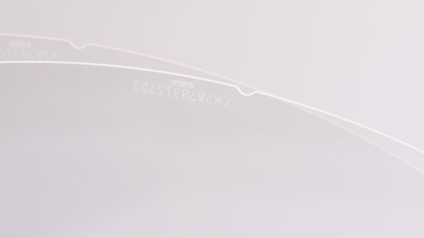 Nahansicht einer Waferkante. Die Kante enthält eine Einkerbung sowie eine eingravierte Codierung.