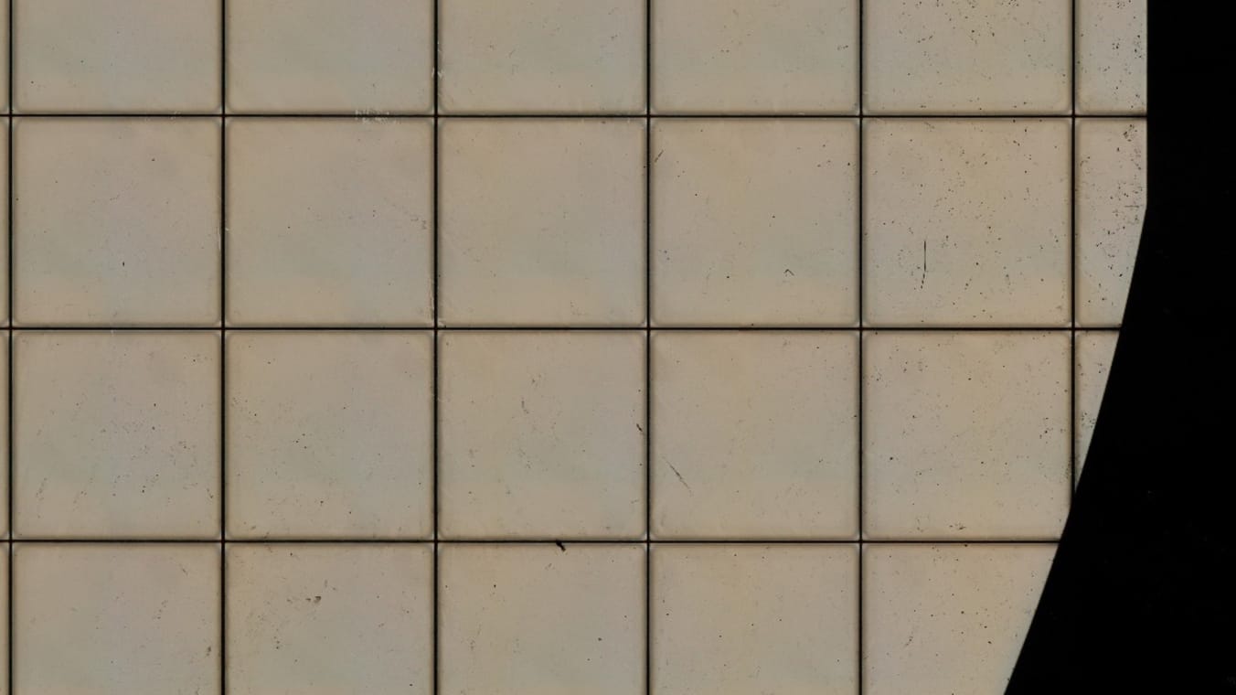 Mikroskopaufnahme mehrerer beleuchteter quadratischer Bauteile.