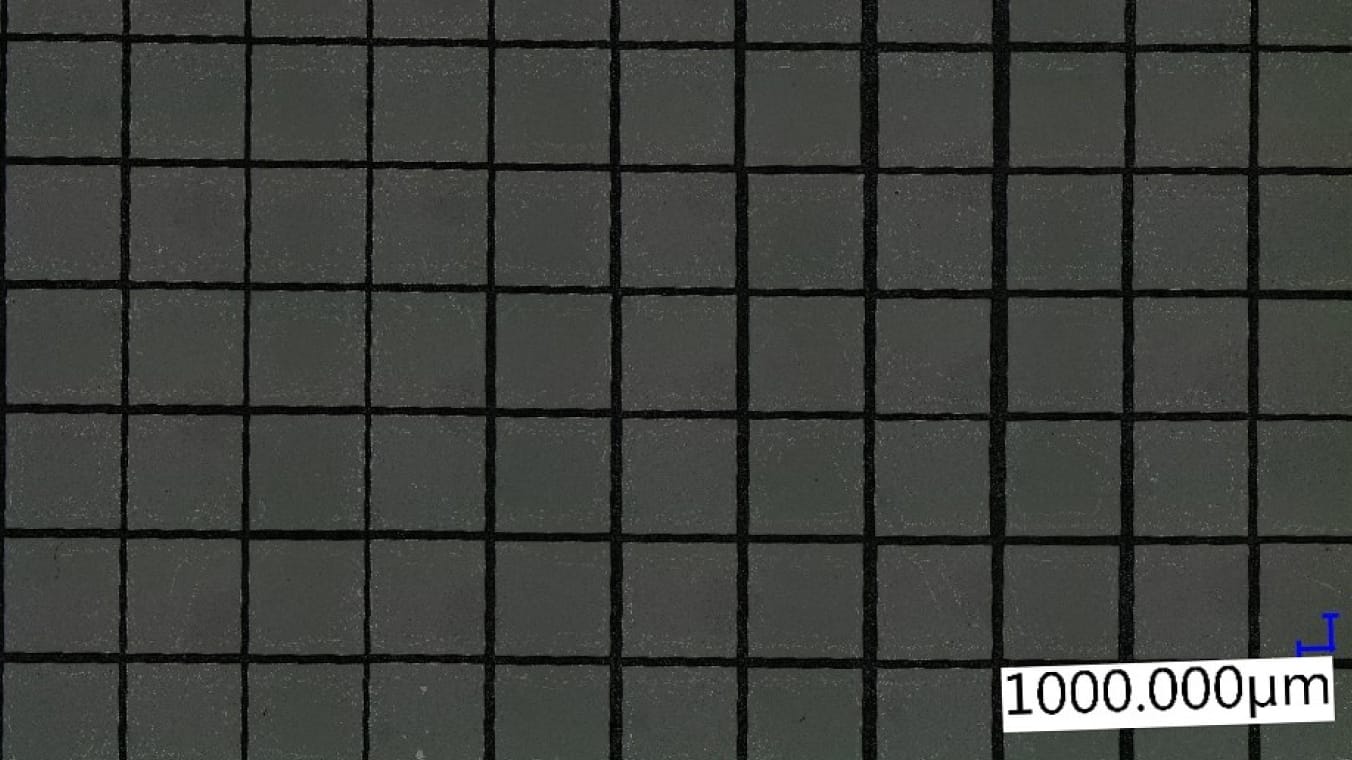 Mikroskopaufnahme mehrerer quadratischer regelmäßig angeordneter Bauteile.