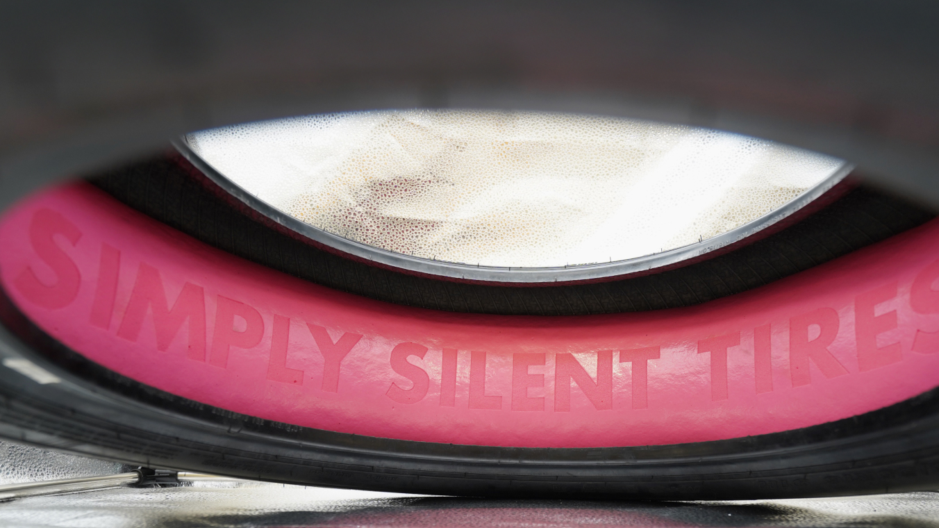 Photo of a tire with pink acoustic foam on the inside. “Simply Silent Tire” has been engraved into the surface of the foam.