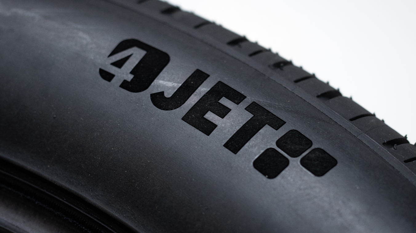 The 4JET logo was engraved on the tire wall.