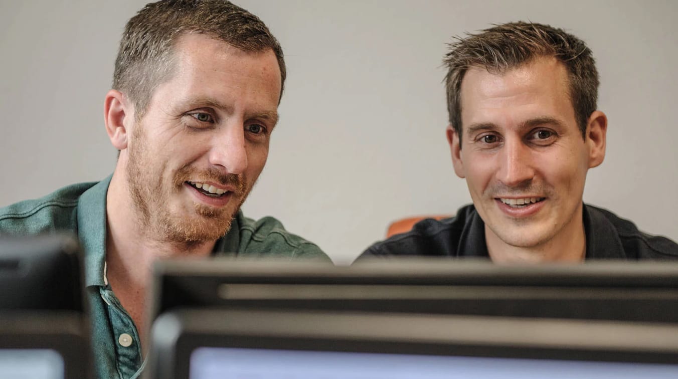 Two 4JET technical service employees are talking to each other.