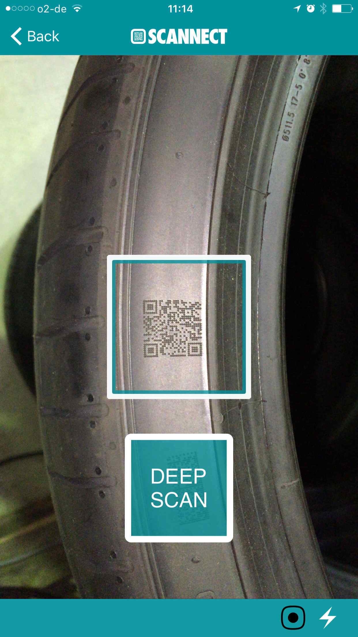 Die SCANNECT App scannt den QR-Code auf dem Reifen Die SCANNECT App scannt den QR-Code auf dem Reifen