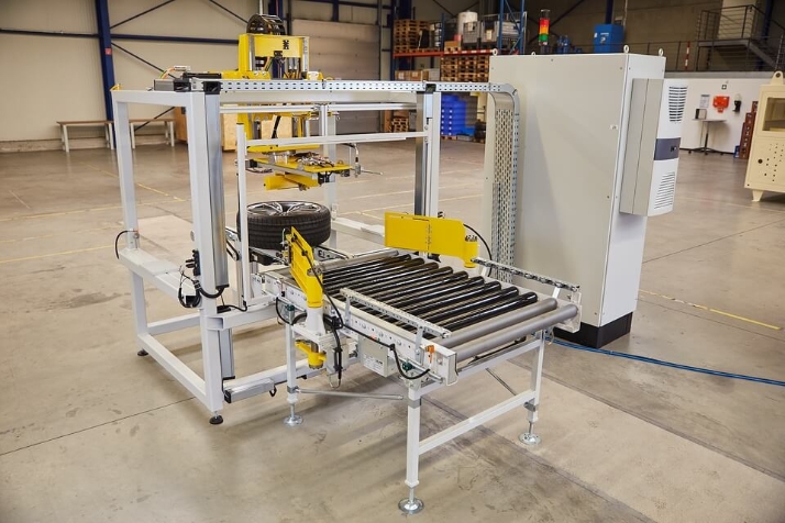 Turnkey system with conveyor technology, centering, scanning process and evaluation Turnkey system with conveyor technology, centering, scanning process and evaluation