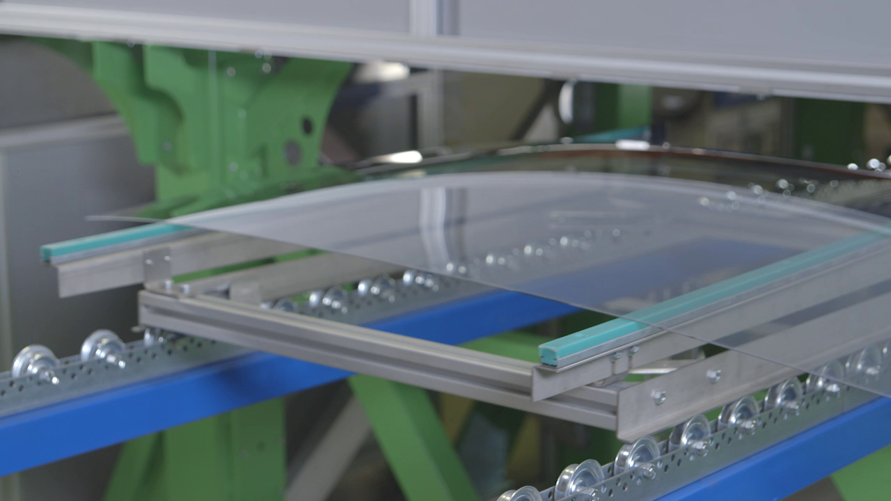 Windshield on entrance conveyor Windshield on entrance conveyor